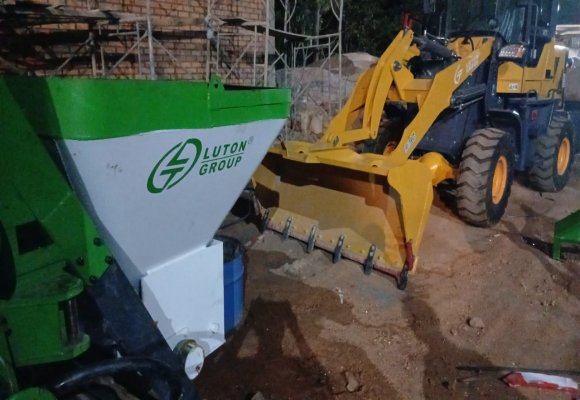 JBS40 working with a LUTON loader onsite